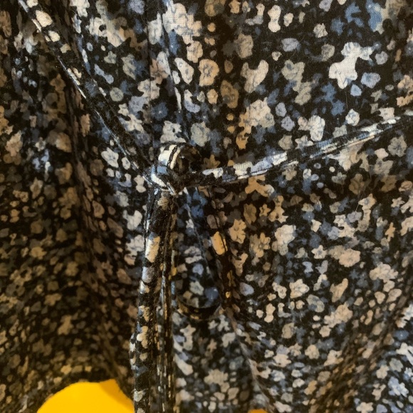 Reitmans blouse with buttons up front and tied just under breast. Size M - Picture 3 of 4